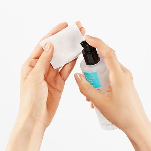 Ruka ukazujúca použitie COSRX Two In One Poreless Power Liquid 100ml pre mastnú pleť.