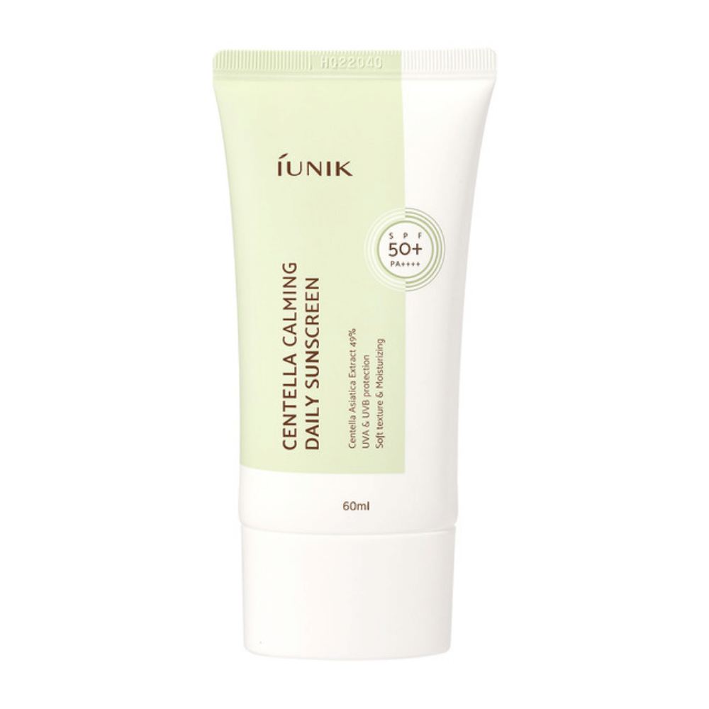 Jedna tuba iUNIK Centella Calming Daily Sunscreen 60ml s SPF 50+ a ochranou proti UVA a UVB žiareniu na bielom pozadí.