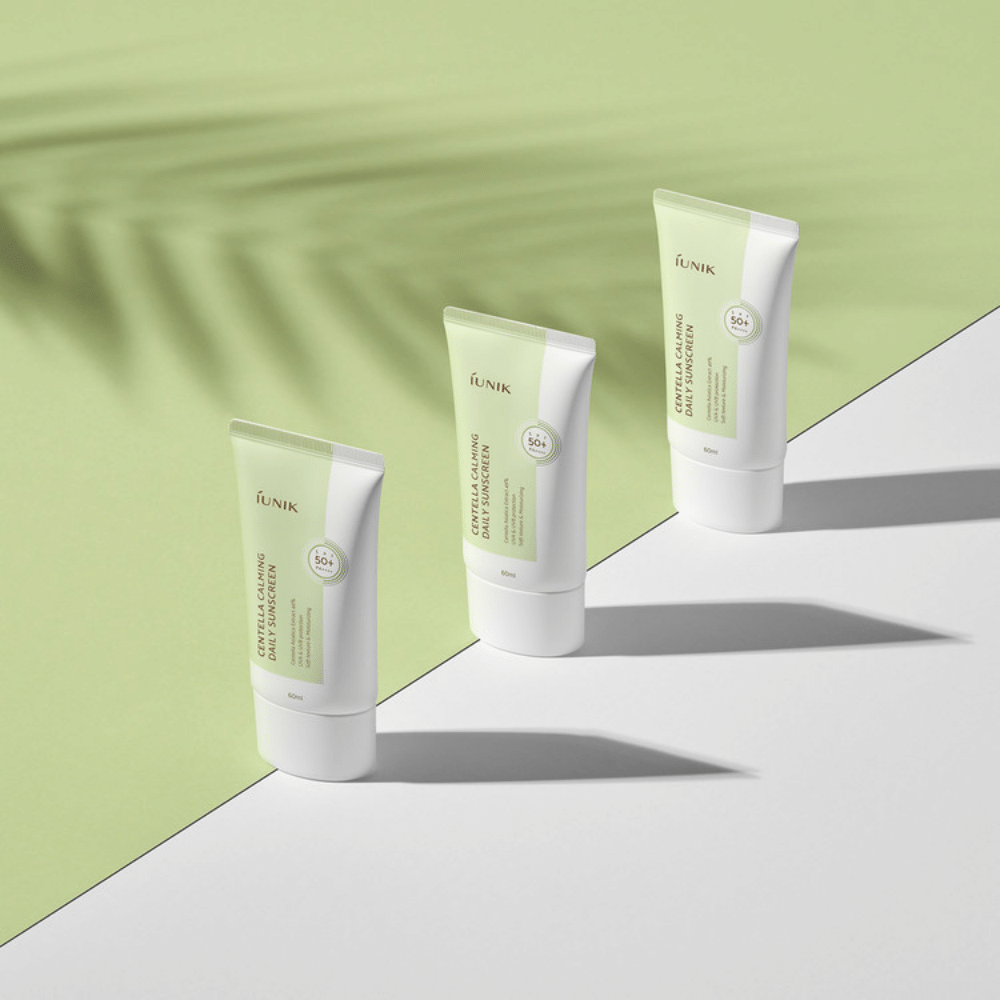 Tri tuby iUNIK Centella Calming Daily Sunscreen s SPF 50+ ochranou proti UVA a UVB žiareniu na bielom pozadí.