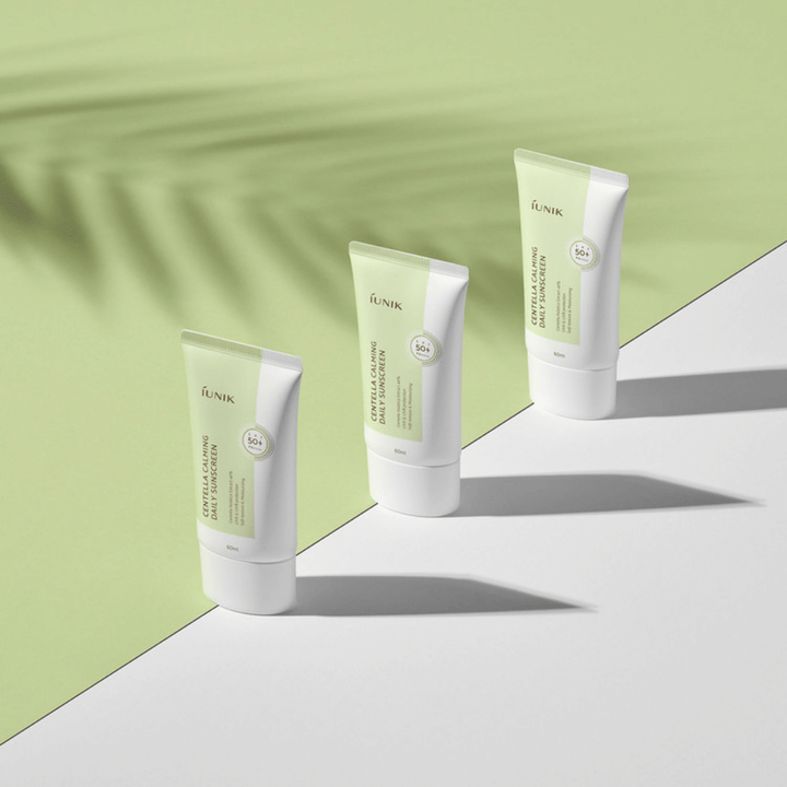 Tri tuby iUNIK Centella Calming Daily Sunscreen s SPF 50+ ochranou proti UVA a UVB žiareniu na bielom pozadí.